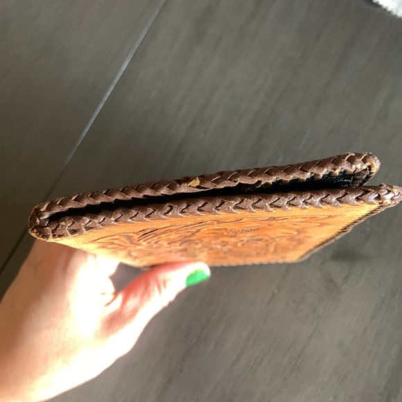 Vintage hand tooled leather notebook cover/passport holder - Picture 12 of 13